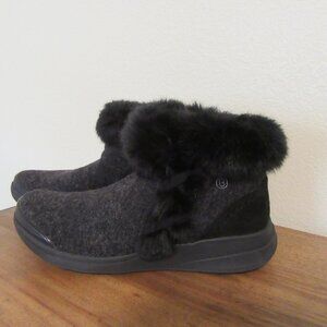 Size 8M Women's Bzees Iris Black Pull on Cozy Round Toe Ankle Booties